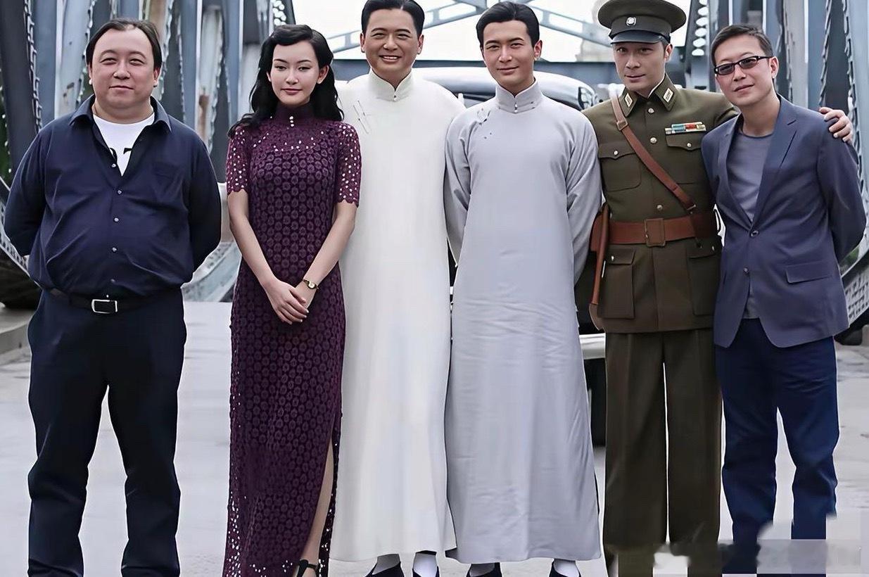 照片中唯一的女演员是谁？和这么多大腕演出好像也没什么名气吧！能站在周润发黄晓明王