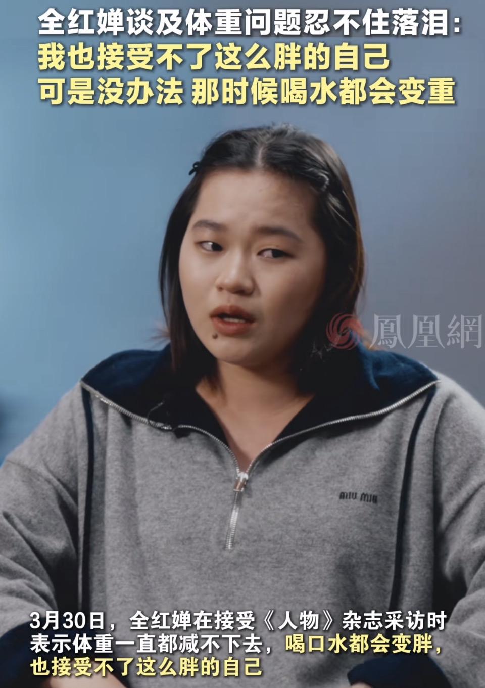 沉思的少女，灰色卫衣搭配，简约而时尚。