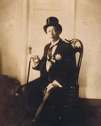 1898年，时局动荡，华人首富张弼士携带家人，准备乘船，外籍售票员对着他翻白眼：