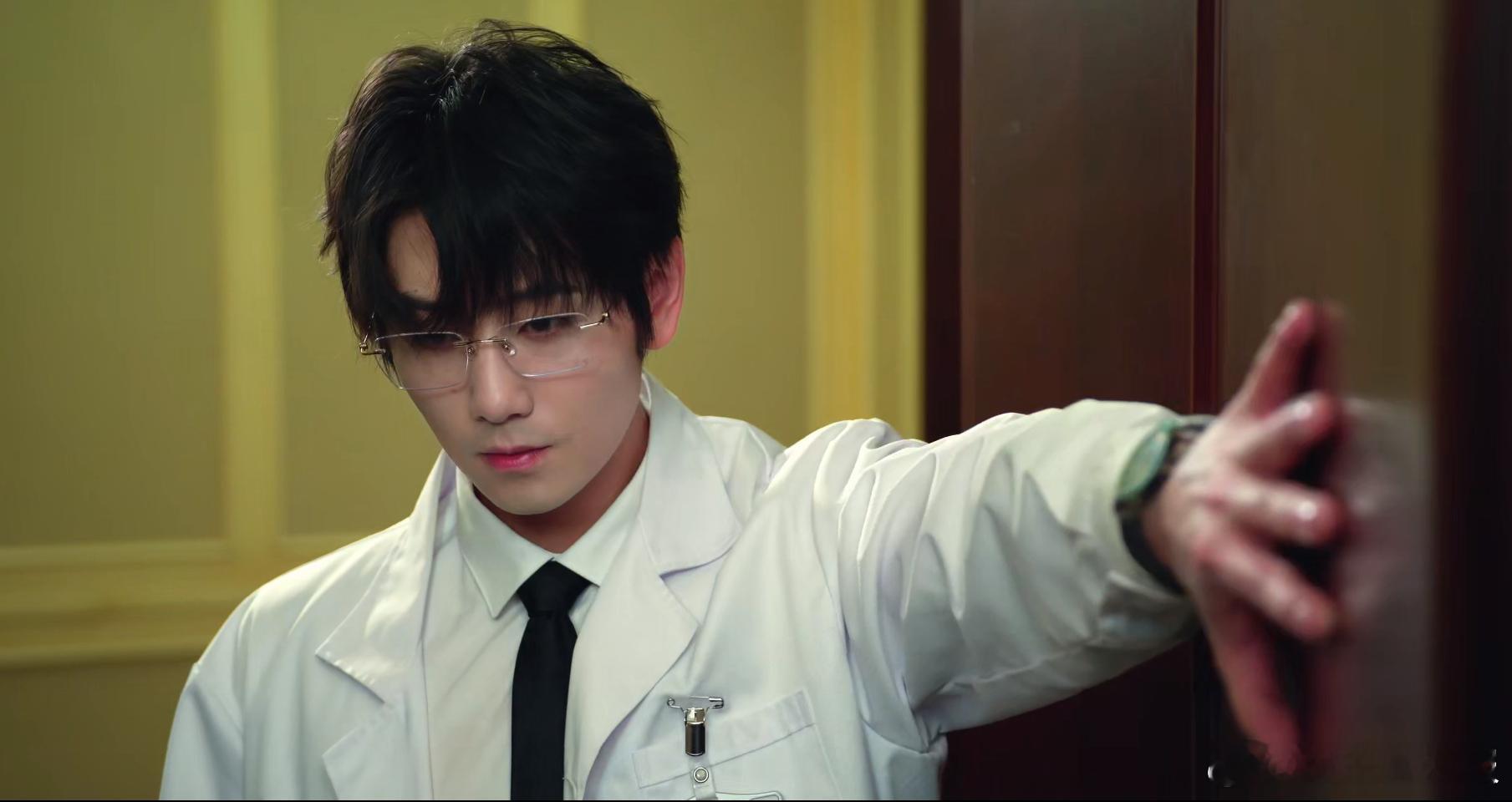 内娱也让崔雨鑫吃到了纯爱细糠谁被饰演的谢辛序狠狠戳中！高冷外表下的温柔深情，对吴