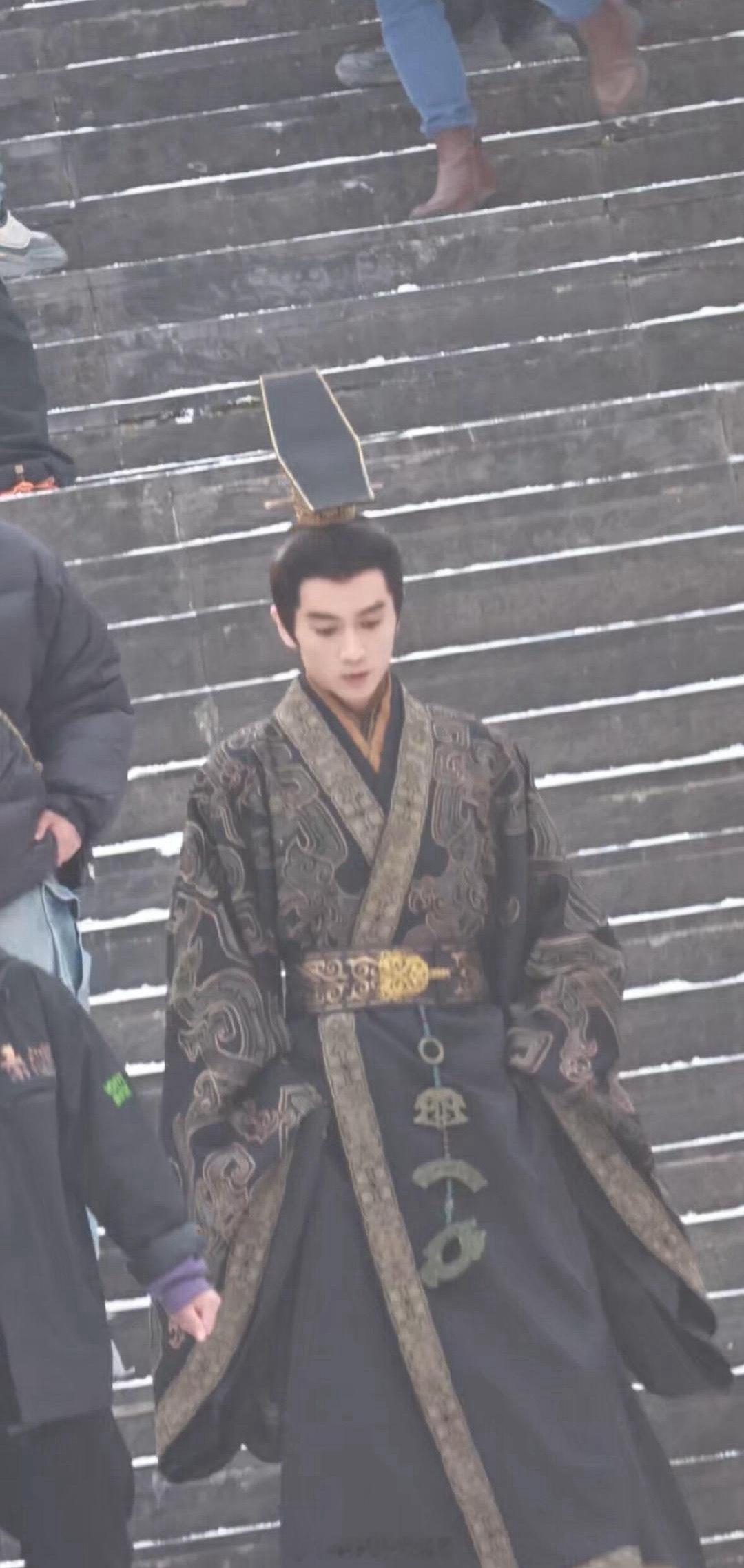 陈晓《秦谜》嬴政的路透图，陈晓的古装又来了，感觉是他的舒适区。