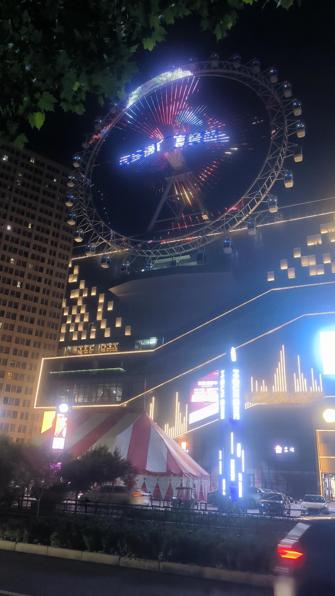 坐标，保定云杉路与向阳大街交叉口

夏日夜色朦胧，美丽的直隶之眼在霓虹之中流光溢