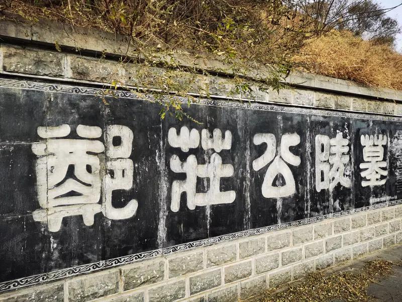 《三国演义》里曹操被塑造成白脸奸臣，“挟天子以令诸侯”，狡诈多疑。但真实的曹操远