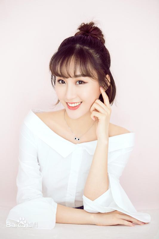杨紫与李雪导演的老婆是大学闺蜜，杨紫还是他们孩子的干妈。李雪比他老婆大近20岁，