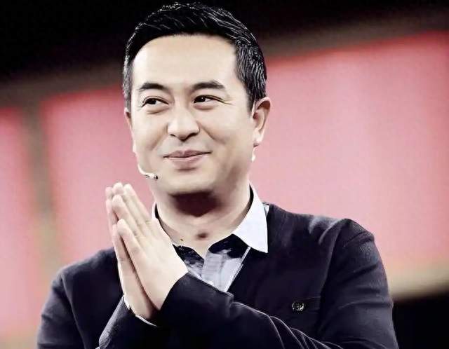 70岁陈宝国胸肌抢镜，张嘉益红脸敬酒，桌上1元打火机暴露了啥？