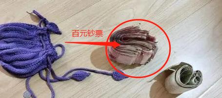 2021年，山东一位大爷出去遛弯时，发现一张被人扔掉的破沙发，他将其拖回去，准备