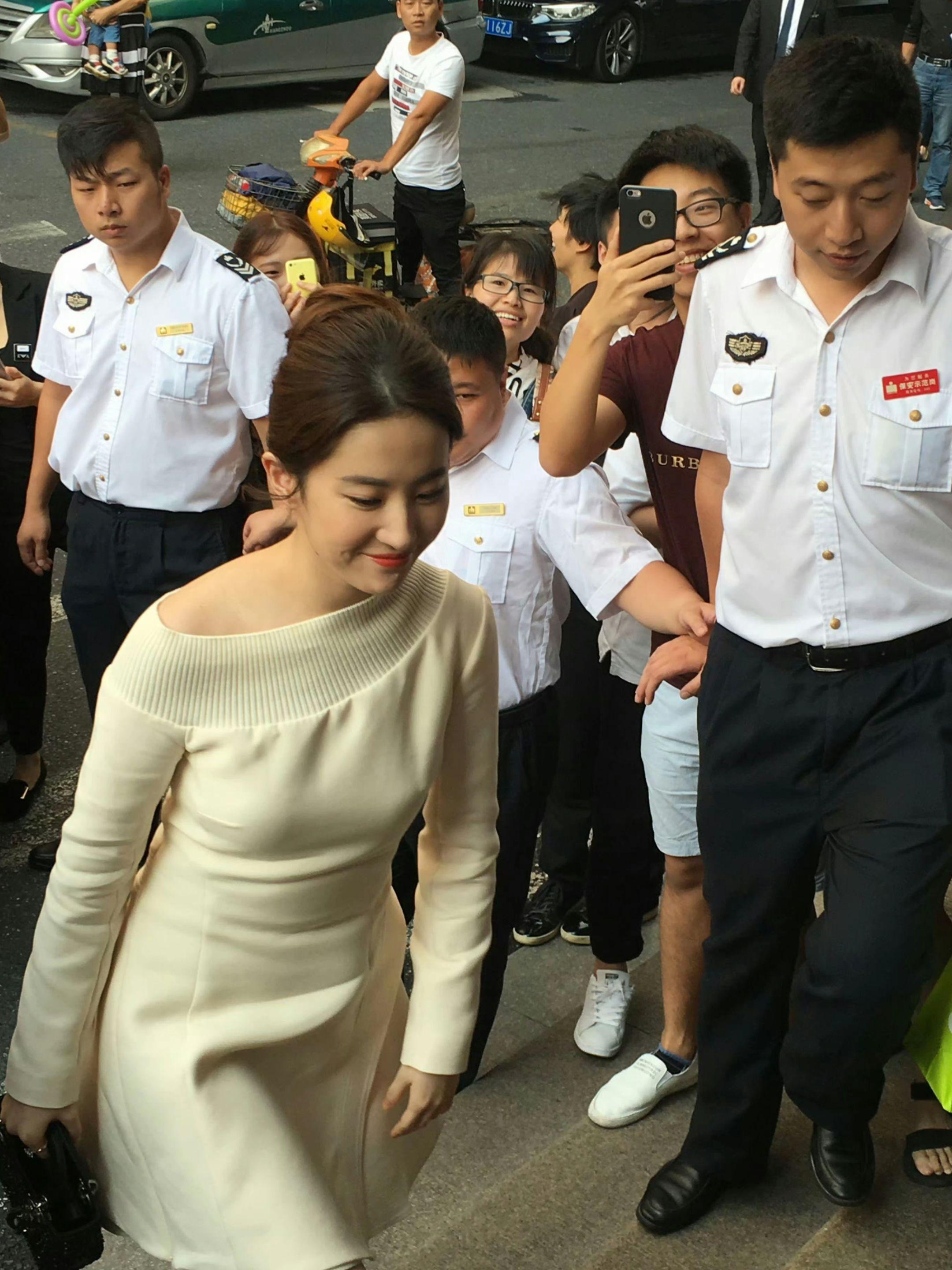 香榭里大街弥漫浪漫气息。 香气迎面扑来