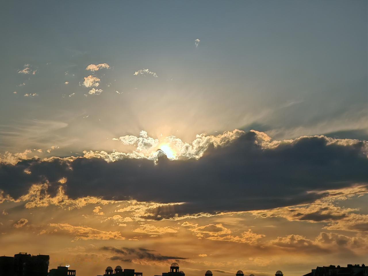 分享一张最近随手拍的照片雨后夕阳西下