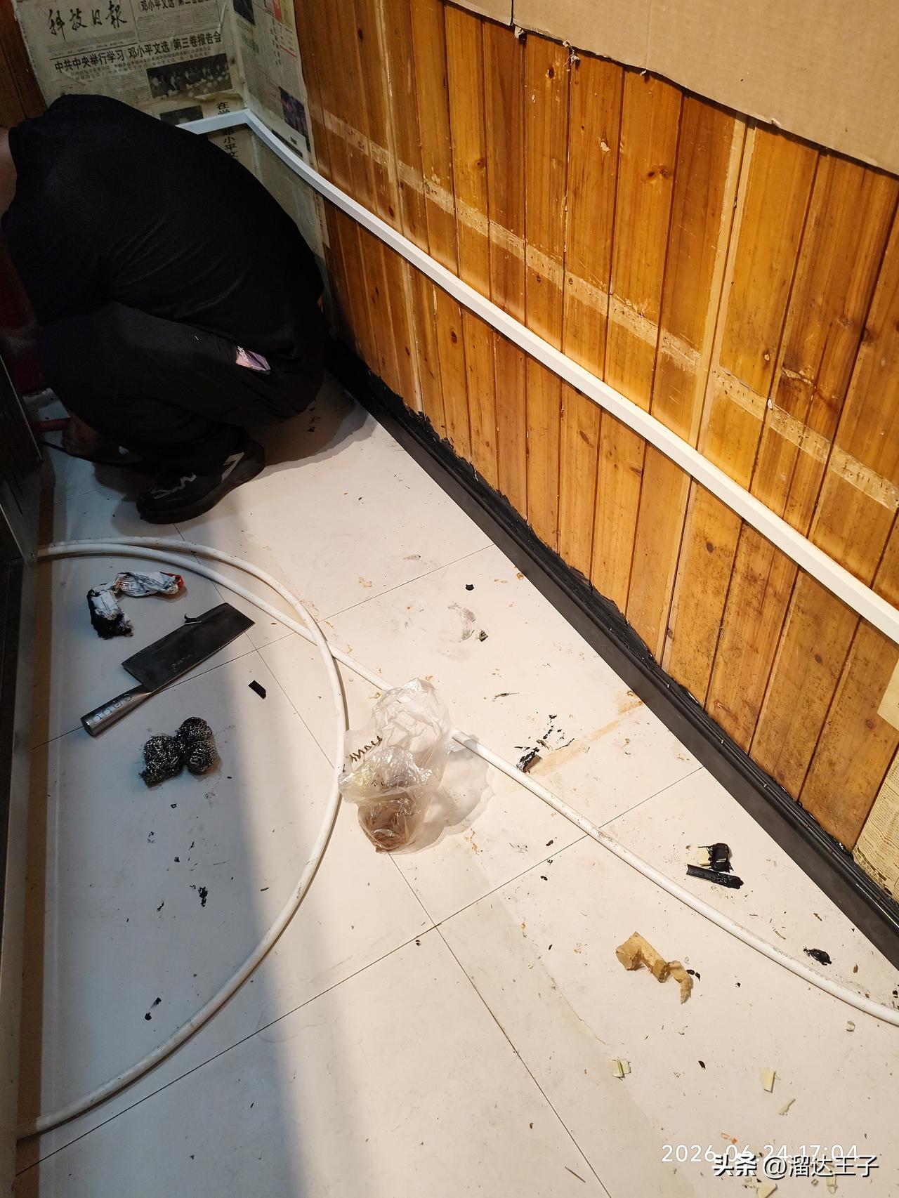 在公安给一个餐厅老板做灭鼠，他的门店老鼠很多，一个老板把我推荐给他了。做了我二次