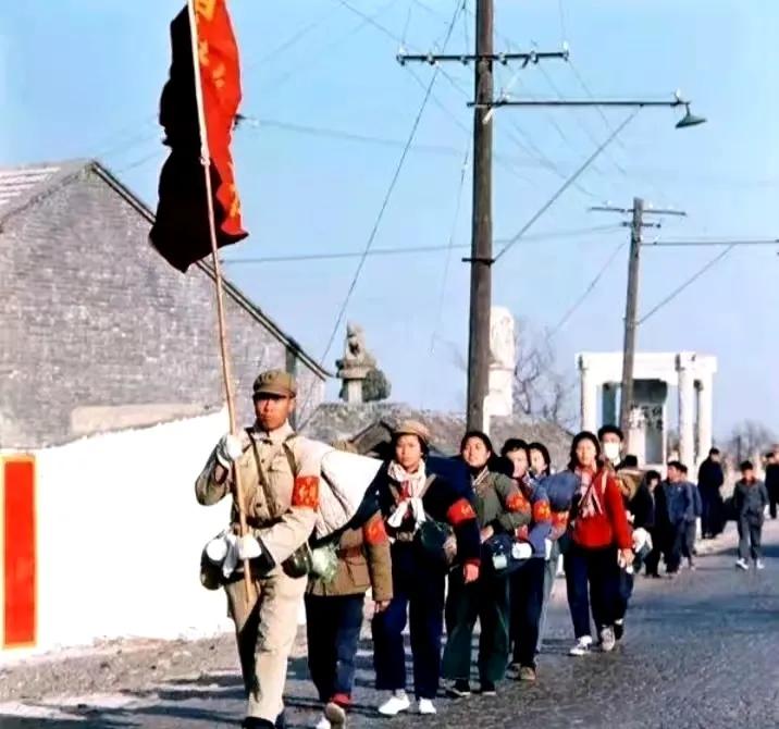 网友：上世纪60年代，徒步进北京的年轻人。