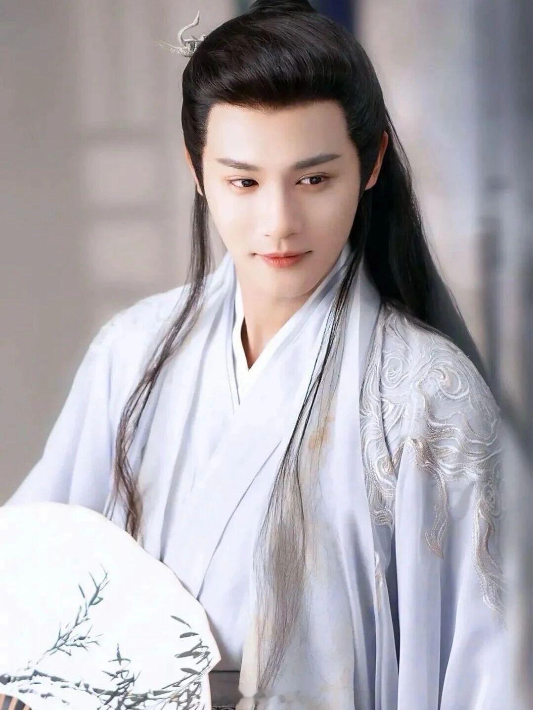 内娱男星古装降级有多严重  近几年， “古颜佳”的新生代男星本就不多，龚俊、郑业