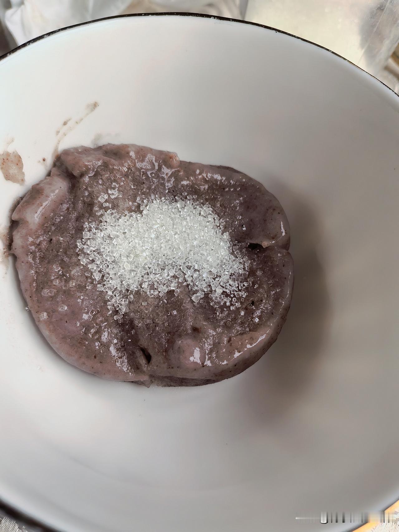 这个未来的亲家母是个实在人，正月初七那天让她儿子驱车几百里给我装了十几斤高粱年糕