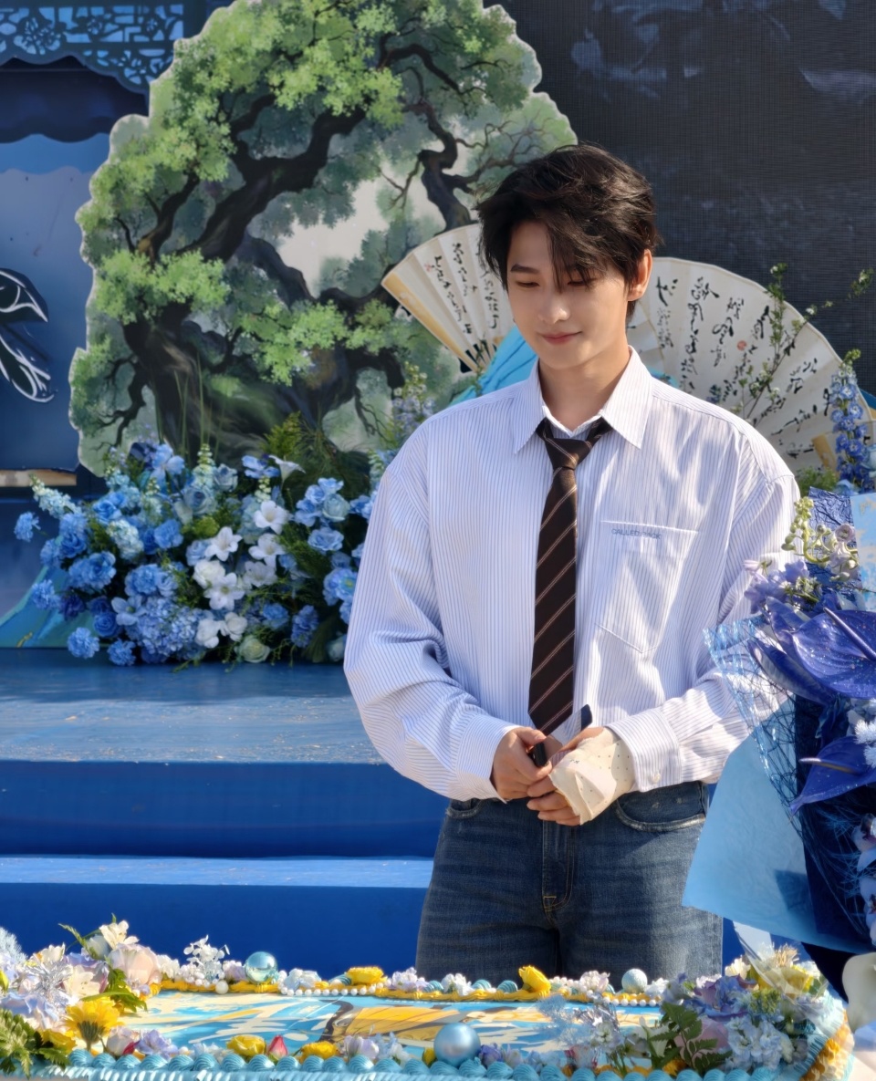 杨洋不让江山开机高清图杨洋出道18年归来仍是少年 杨洋不让江山开机高清图来啦！！