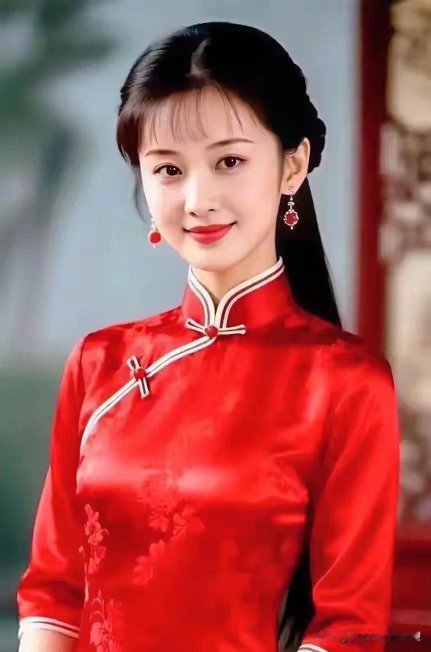 一袭秀装裹玉体
天生丽姿娇滴滴
柳眉杏眼含羞笑
满面春风万人迷