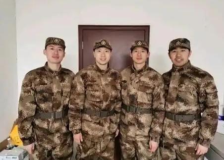 4位身着迷彩服的男乒球员同框：

我只认出了目若朗星、龙姿凤表的马龙，丰神俊朗、