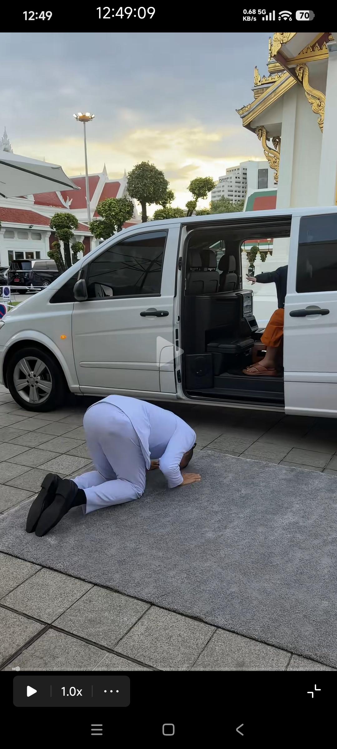 从车里下来的这个僧人是泰国的僧王

泰国总理赛塔的岳父去世了。僧王来参加超度法会