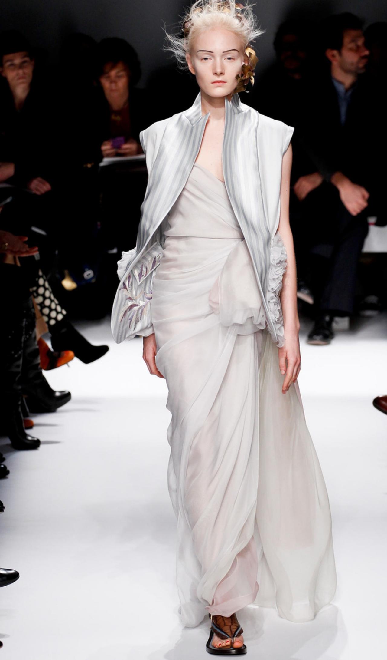 Schiaparelli 2014春夏高定系列，廓形上玩得很大胆。Elsa当年就