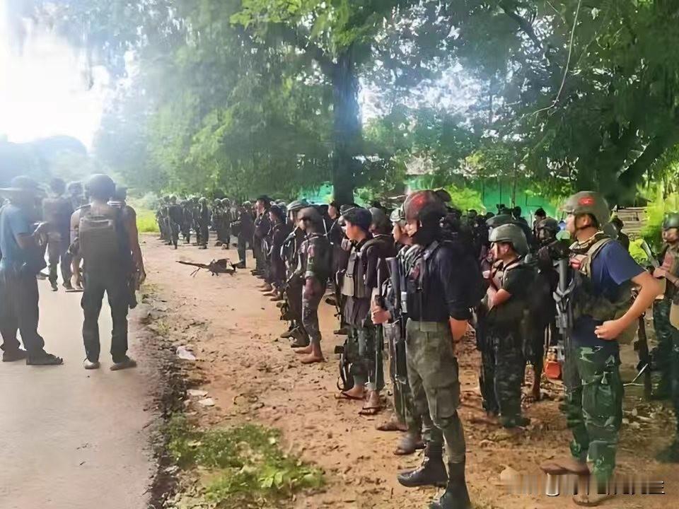 缅军舰艇与高级将领在缅甸克钦邦瑞古镇附近水域遭到重创的最新消息。据缅甸媒体202