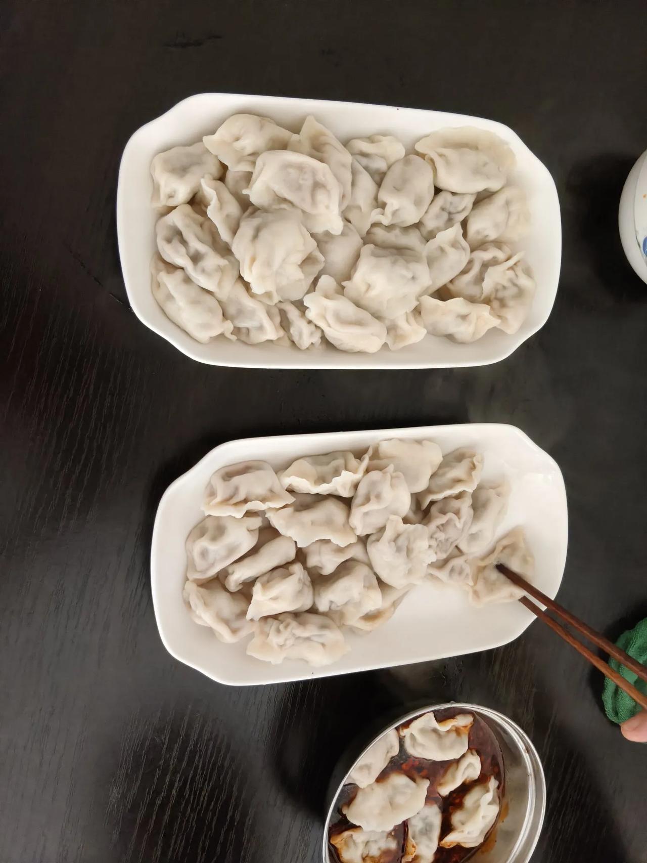 一般我们都是冬天包饺子的时候比较多，夏天很少吃饺子。
天破天荒的包了一次饺子哦！