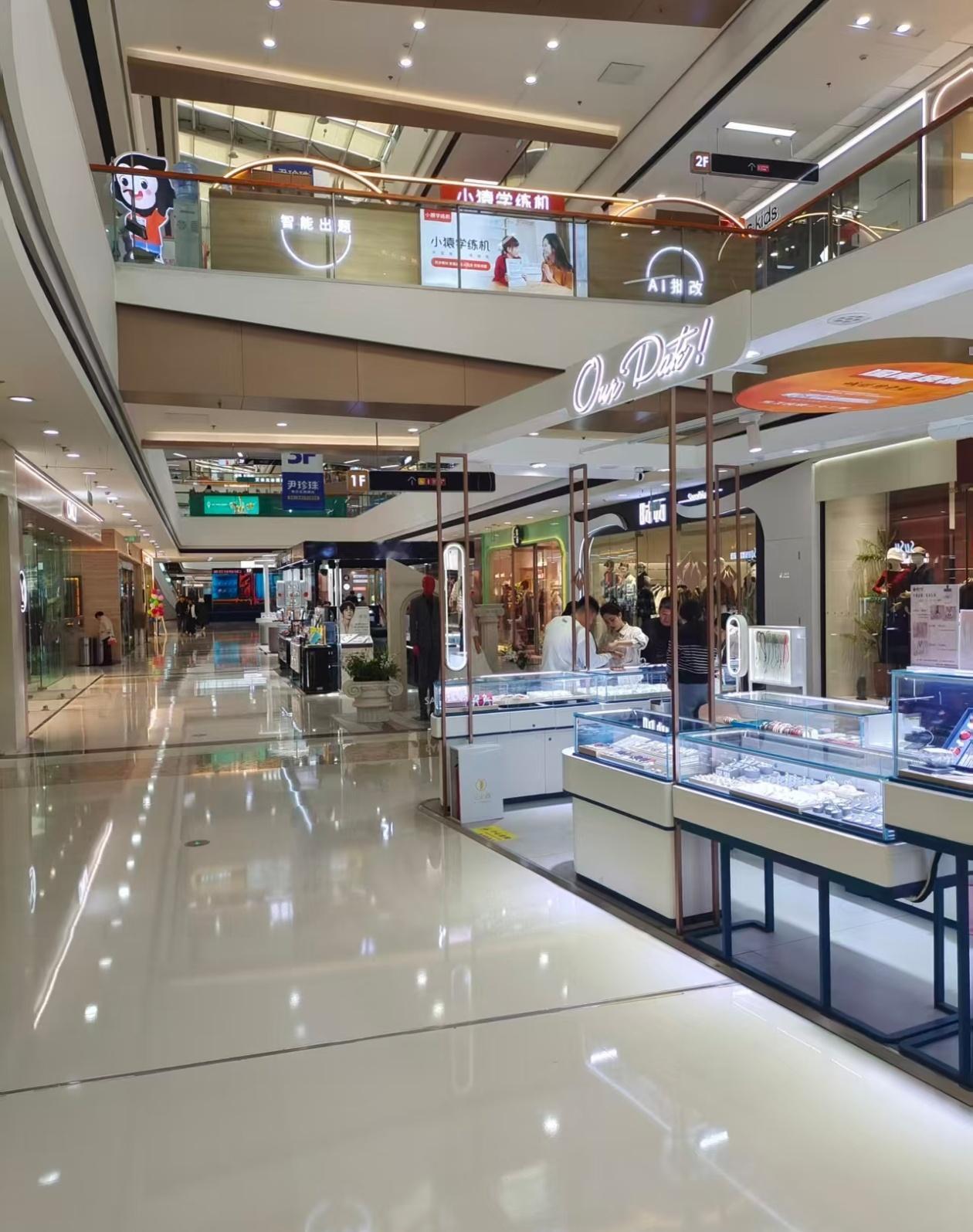 4月18号万达广场那一跳，看得我半天说不出话。商户一句当场就没了，一条鲜活的生命