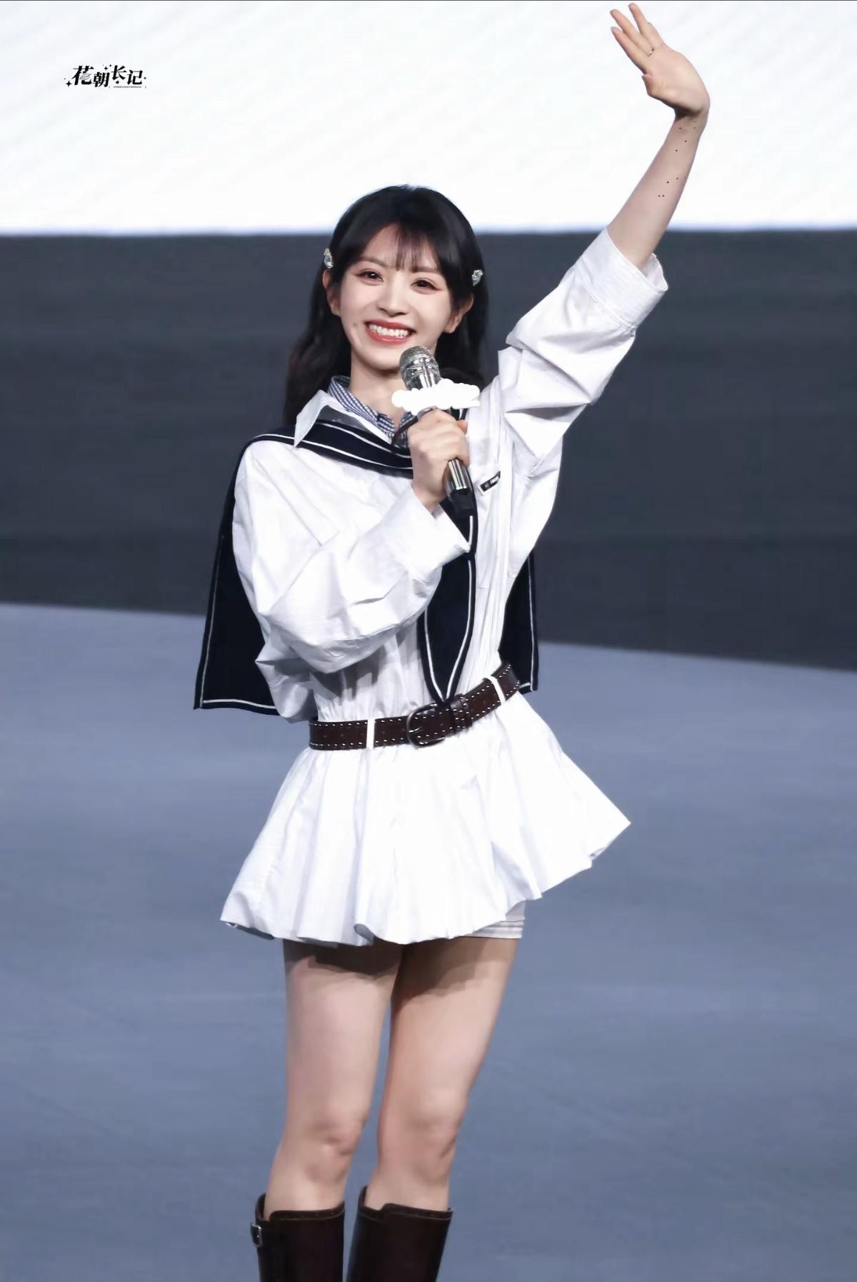 田曦薇这一身真的太会穿了[比心]白衬衫裙+海军风披肩，搭配精致发夹，元气又减龄，