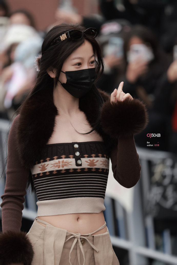 虞书欣毛领露腰针织衫工装裤look虞书欣红色毛领牛奶包  谁懂这个虞书欣毛领露腰