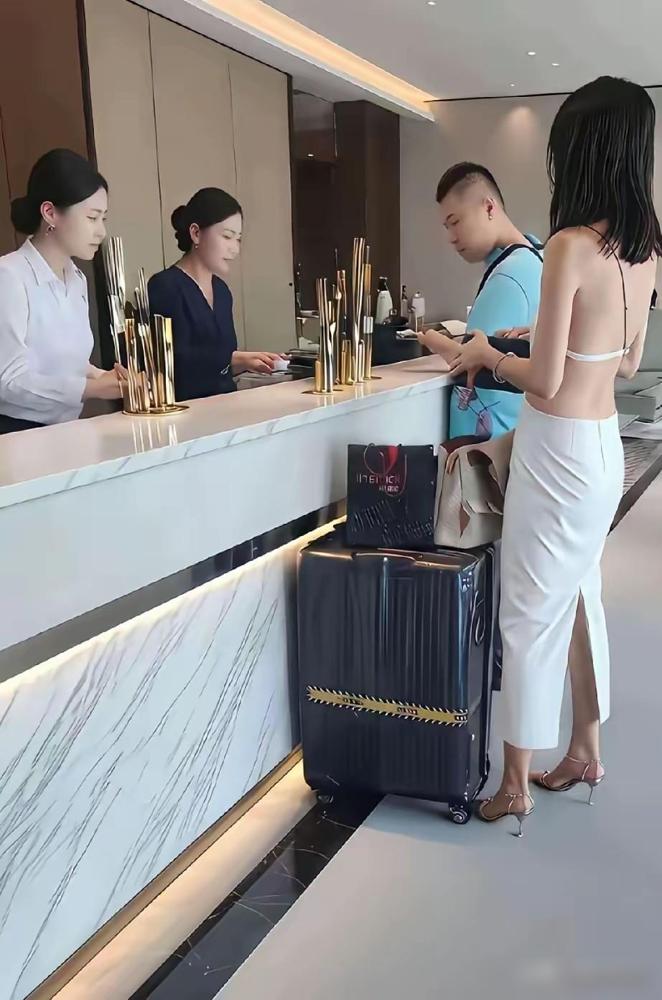 这样的女人，只要看一眼，就谁都知道她是干什么的，无需多说，无需多问。

最近刷到