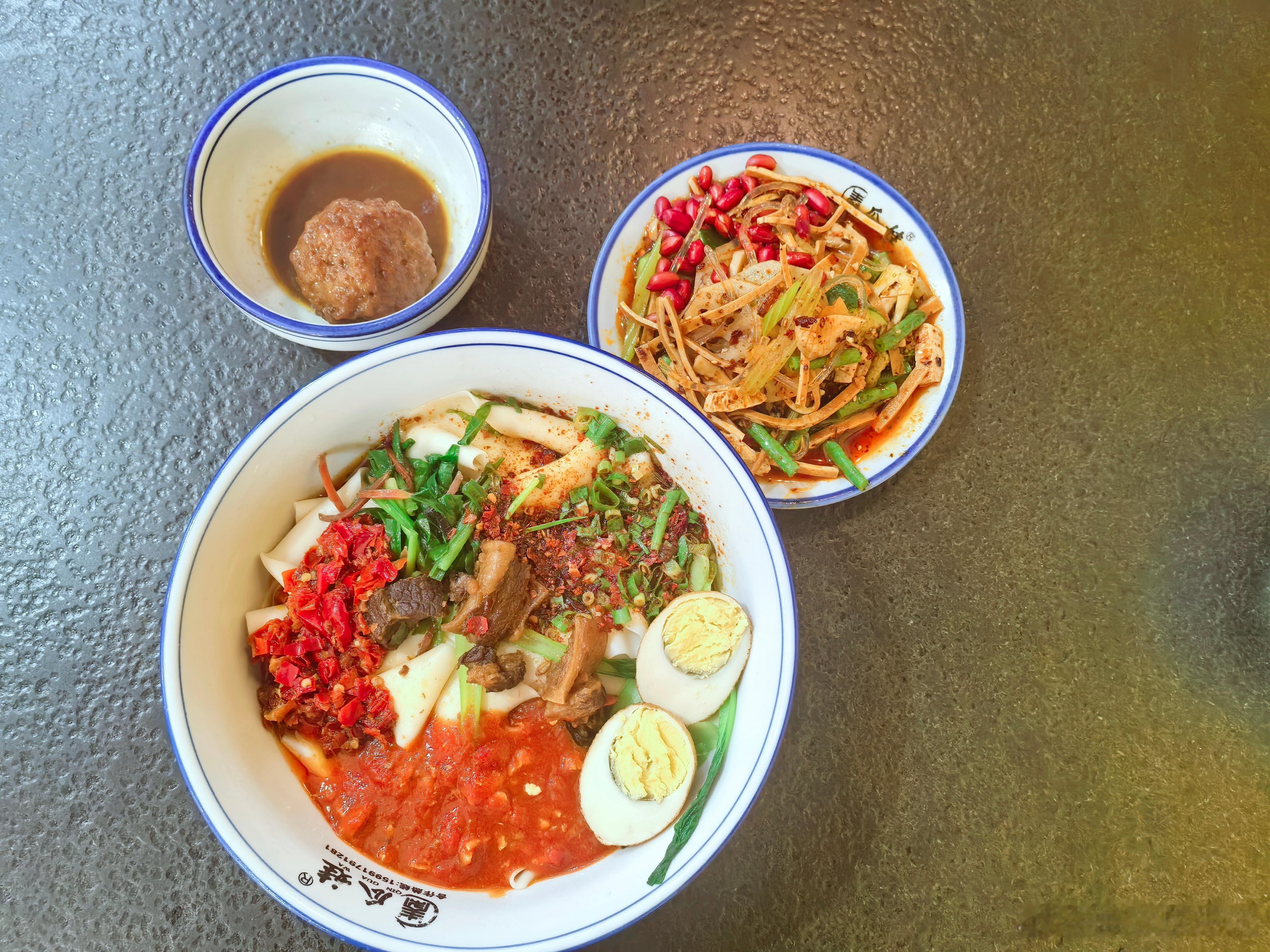 今日午餐 几天不吃一碗油泼面觉得胃里缺点啥[笑哈哈]，一碗五合一配上一份小菜，娘