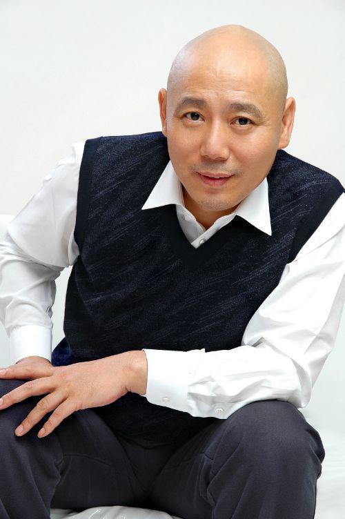 一天，主持人笑着问李成儒：“很多人说北京人有优越感，你有吗？”

李成儒没有立马