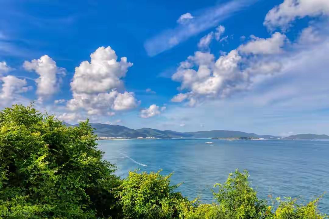 单位有个即将退休的同事打算把户口转到海南去。这几天大家都议论纷纷的。
     