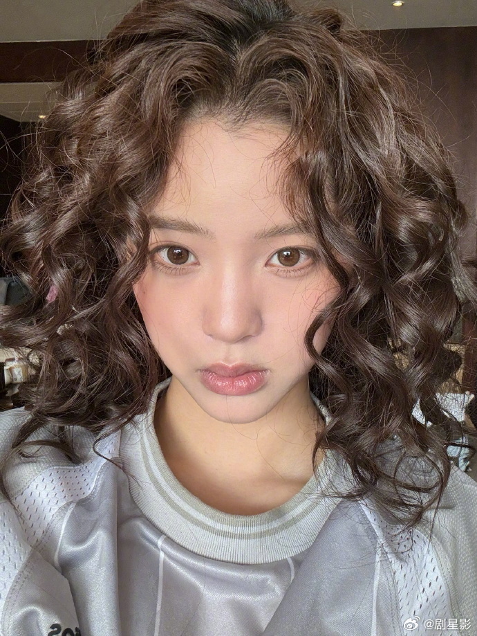 欧阳娜娜2025的自拍们欧阳娜娜2025的自拍们真的是满满的一份回忆了呀，每一张