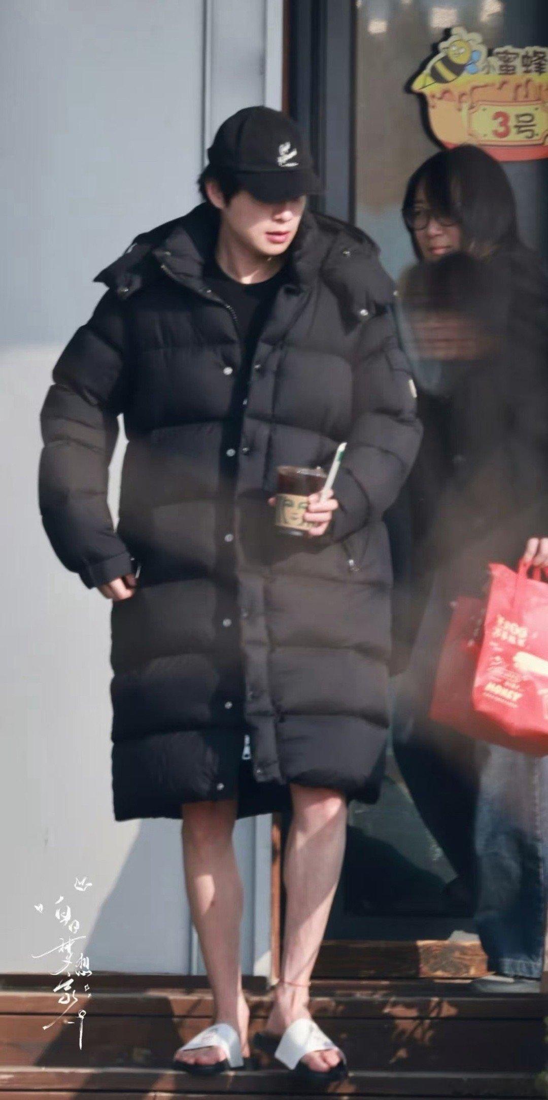 魏大勋今天上班路透～光腿穿着羽绒服冷不冷大勋，出道17周年快乐啊