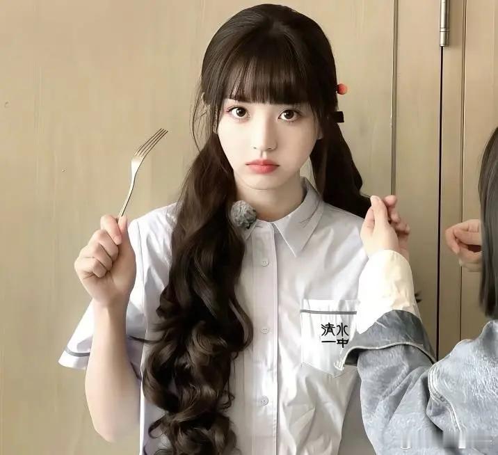 曝田曦薇司机和粉丝发生冲突田曦薇司机与粉丝起冲突，是保护艺人还是暴力驱赶？田曦薇