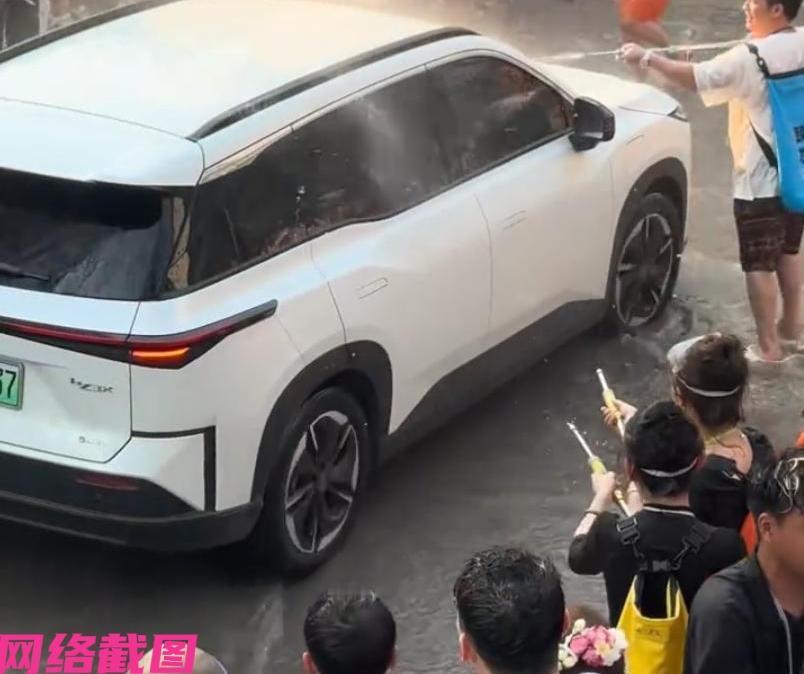 云南泼水节上见得一辆辽A的白色新能源车路过，可是众人在现场，不光朝车上浇泼水，还