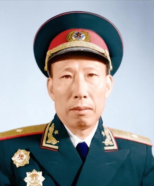 1943年，15个日军被八路军堵在窑洞里，拒不投降。哪知八路军指战员曾美嘿嘿一笑