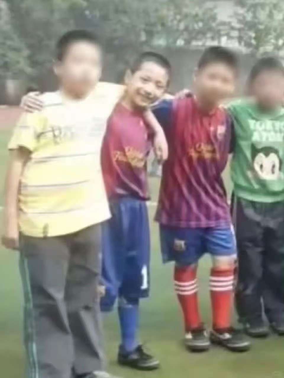 严浩翔小学旧照严浩翔小学生时期足球队照片严浩翔小学生时期足球队照片，萌娃，[抱抱