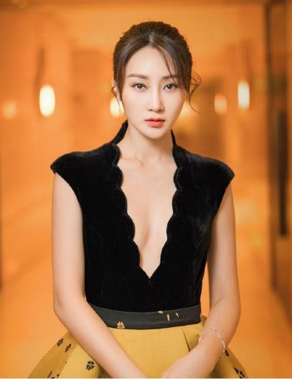 2008年北京奥运闭幕式后，成龙给张艺谋打了个电话，表示看中了闭幕式表演的一个女