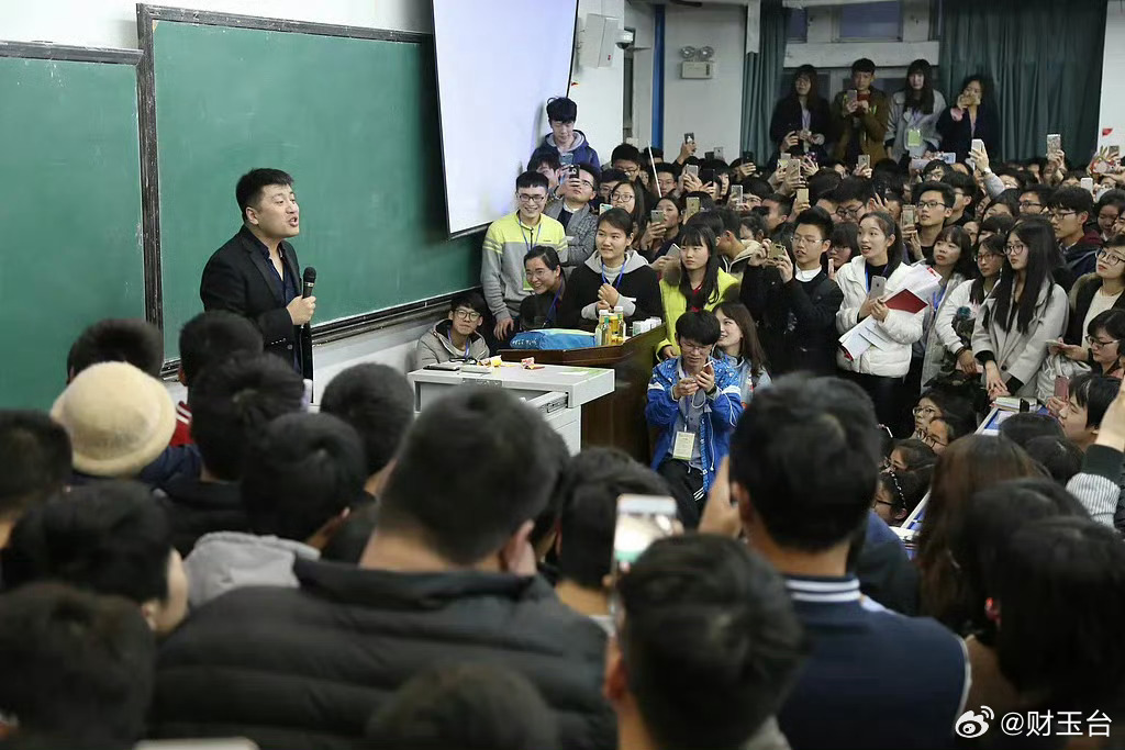 张雪峰为何身家数亿却不敢停他不是为了赚更多钱而狂奔，是被无数人的期待、责任与初心