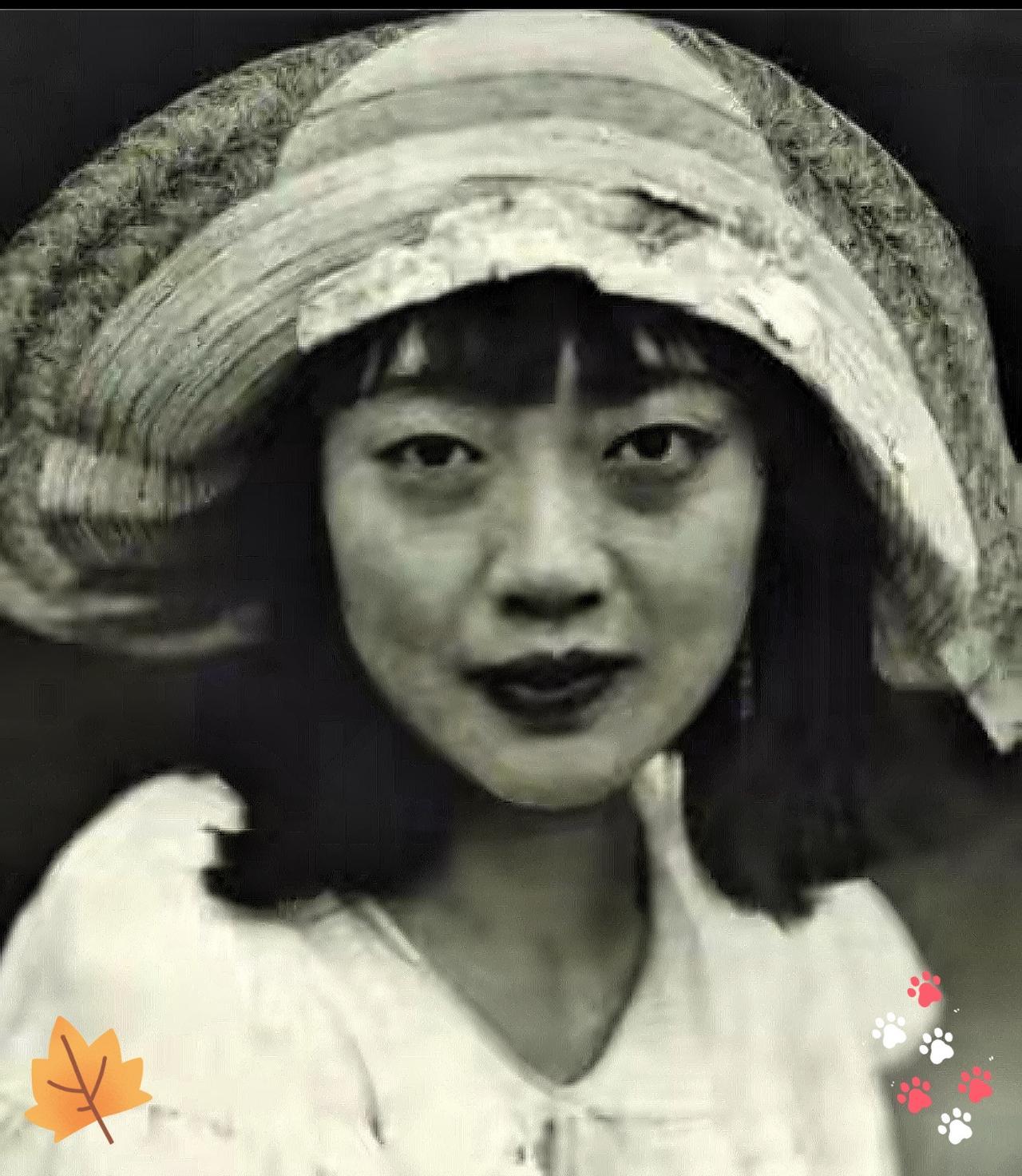 她最后是活活臭死的。大小便失禁，躺在自己的屎尿里，浑身烂疮，41岁的女人，瘦得像