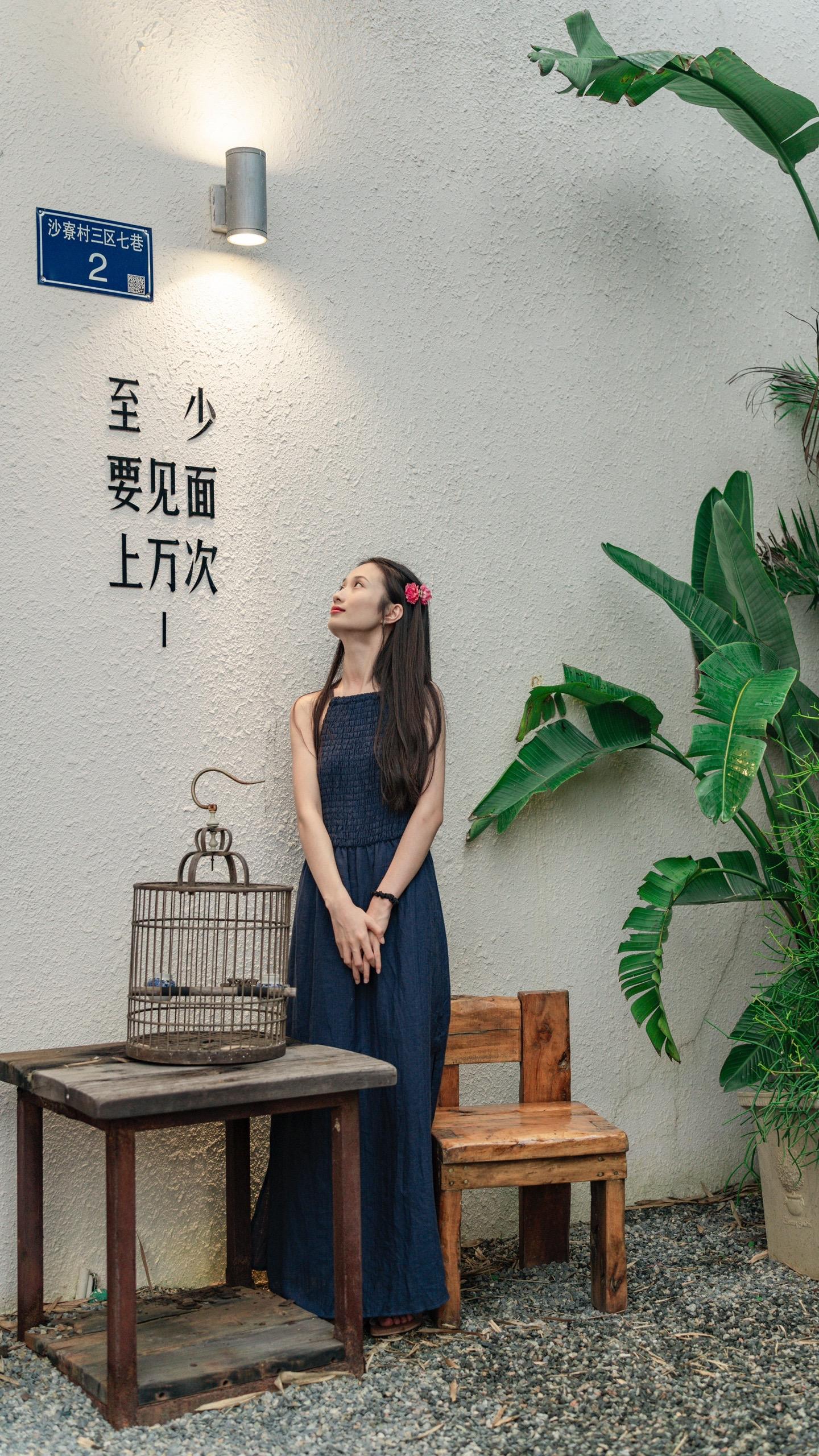 在佛山高明区，发现了宝藏拍照打卡地。佛山这个不慢不快的城市节奏里
来这个小渔村享受慢生活吧
感受大自然给你带来的美好
可以吹吹江风  江面有船，缓缓走过
蓝天白云下显得温柔又美丽，
想找个安静惬意的地方吃饭
觉得西餐简餐吃腻了
那就来这家火锅料理店吧
店里的主题是以森林为主题
🏠房子三层，不同风格
🌅想要看日落就去楼上 还可以看江景
开party  下午茶 团建 是非常不错的选择～
•
我们三个人点了水牛奶咖啡☕，冬阴功榴莲鸡（加上水牛奶的碰撞）很惊艳 值得品尝一下！！
店里主打冬阴功海鲜火锅还有众多水