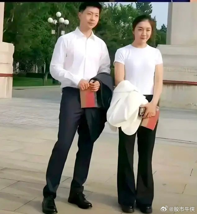 如果让你选国乒最佳混双你选谁?我选马龙陈梦组合，他俩加起来是奥运十金王，一个双圈