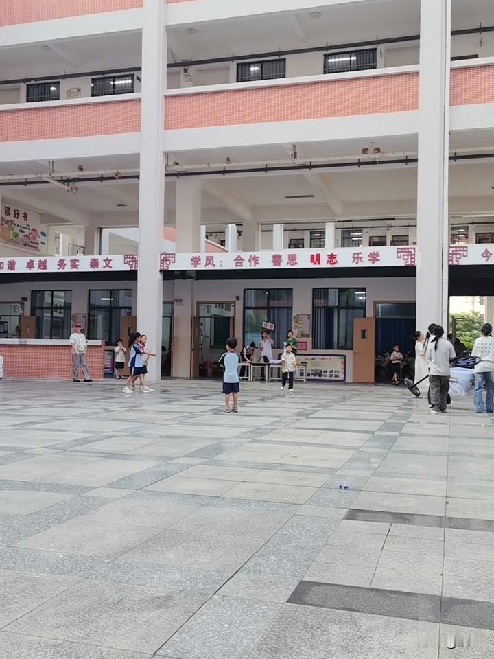 今天在这里陪这些娃娃，不会是要晒太阳吧。。。老阿姨可晒不起这太阳啊。。。虽然现在