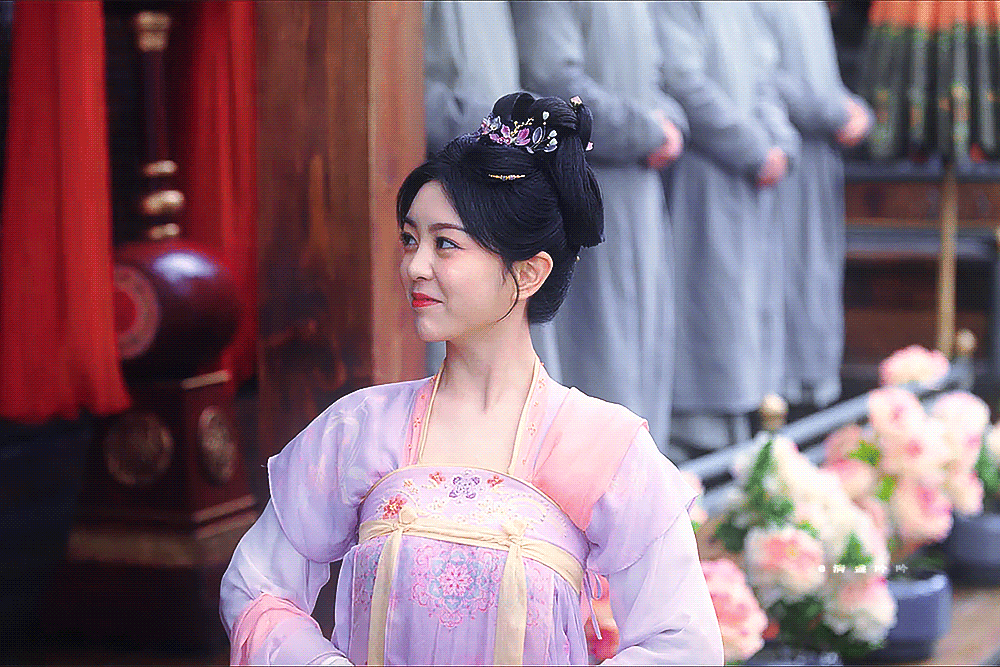 这套紫衣好漂亮啊～～～（演员不认识 