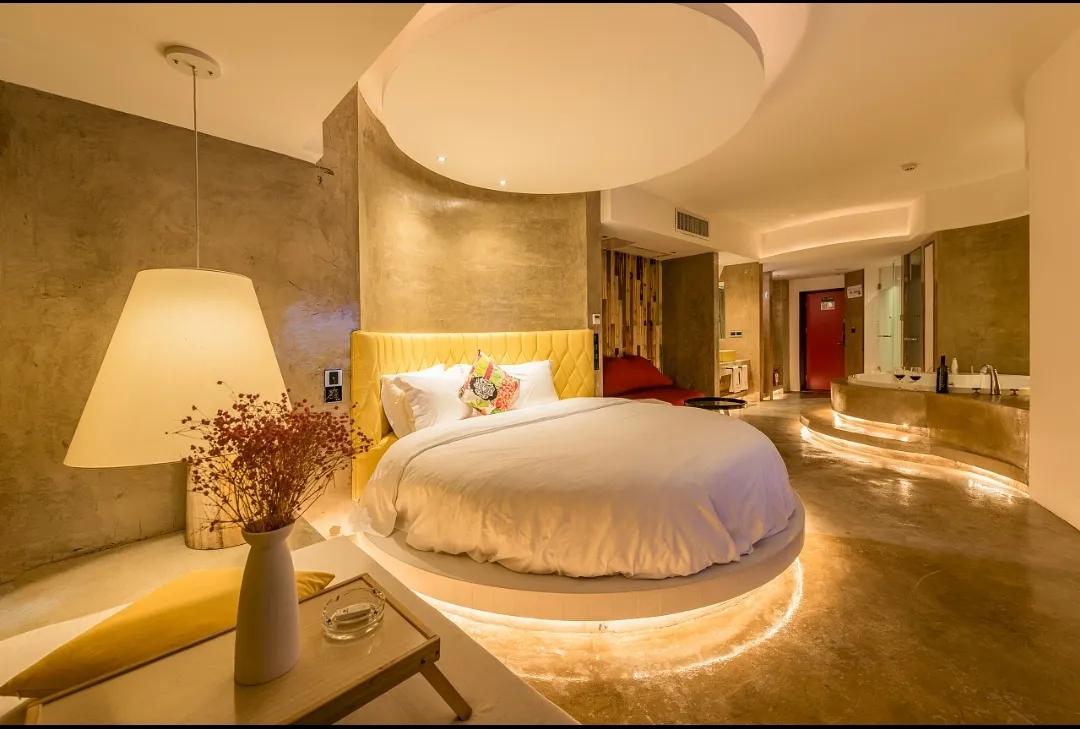 最近国庆要来了，很多人都准备出去玩，在酒店干活的朋友和我说，出去住一定要留心摄像