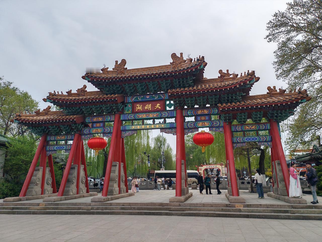 公园的美景总是让人忍不住拿起相机记录。就像济南的大明湖公园，那里风景美如画。漫步