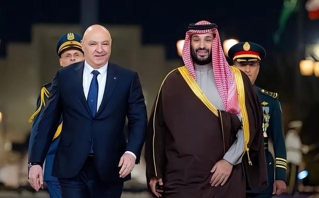 彻底翻脸！两国突然大开家门，大批美军奔赴中东，德黑兰这下慌了中东局势彻底变了，谁