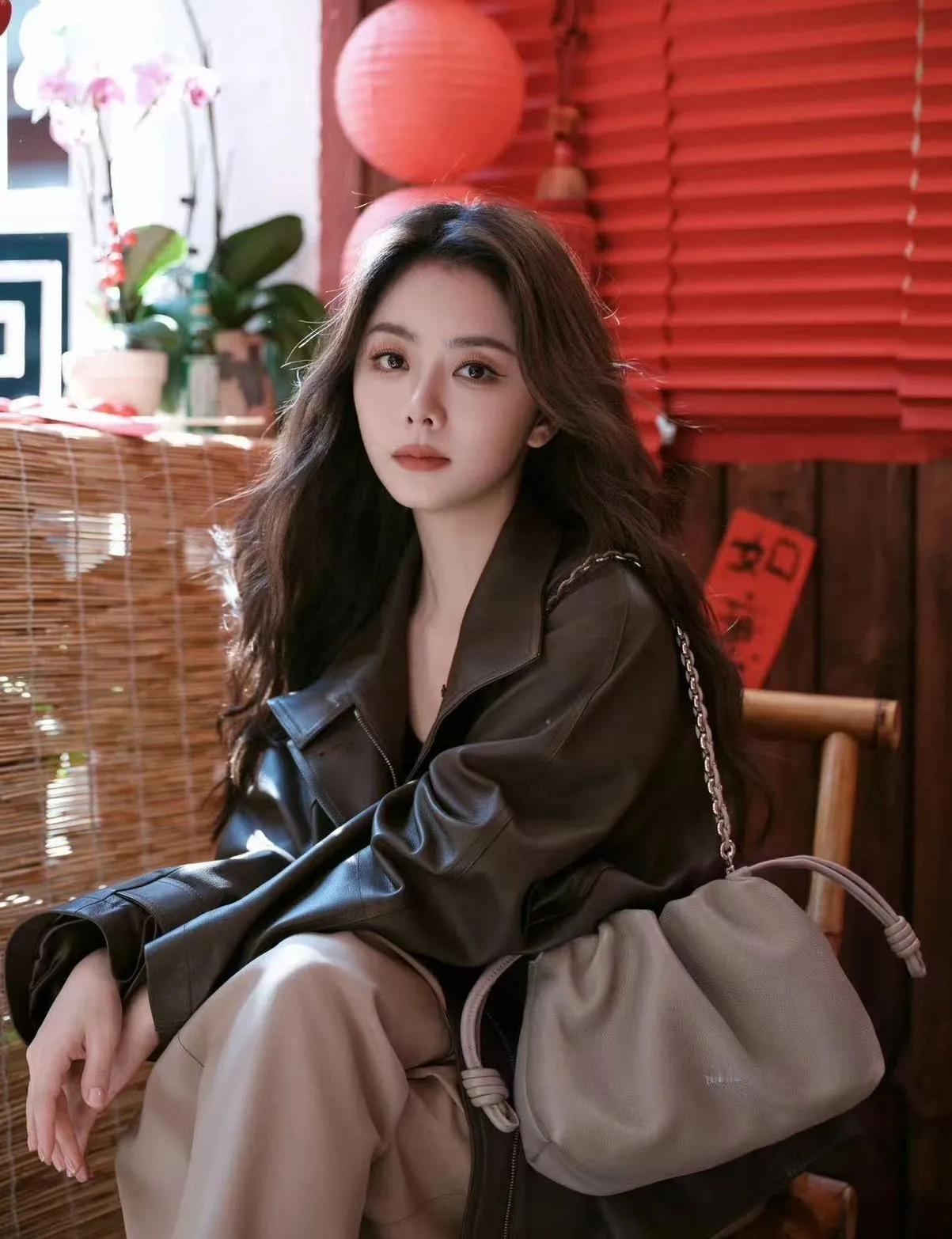 娃娃脸穿搭天花板！谭松韵的皮衣造型，把复古和元气焊在身上，我直接抄作业！气质女神