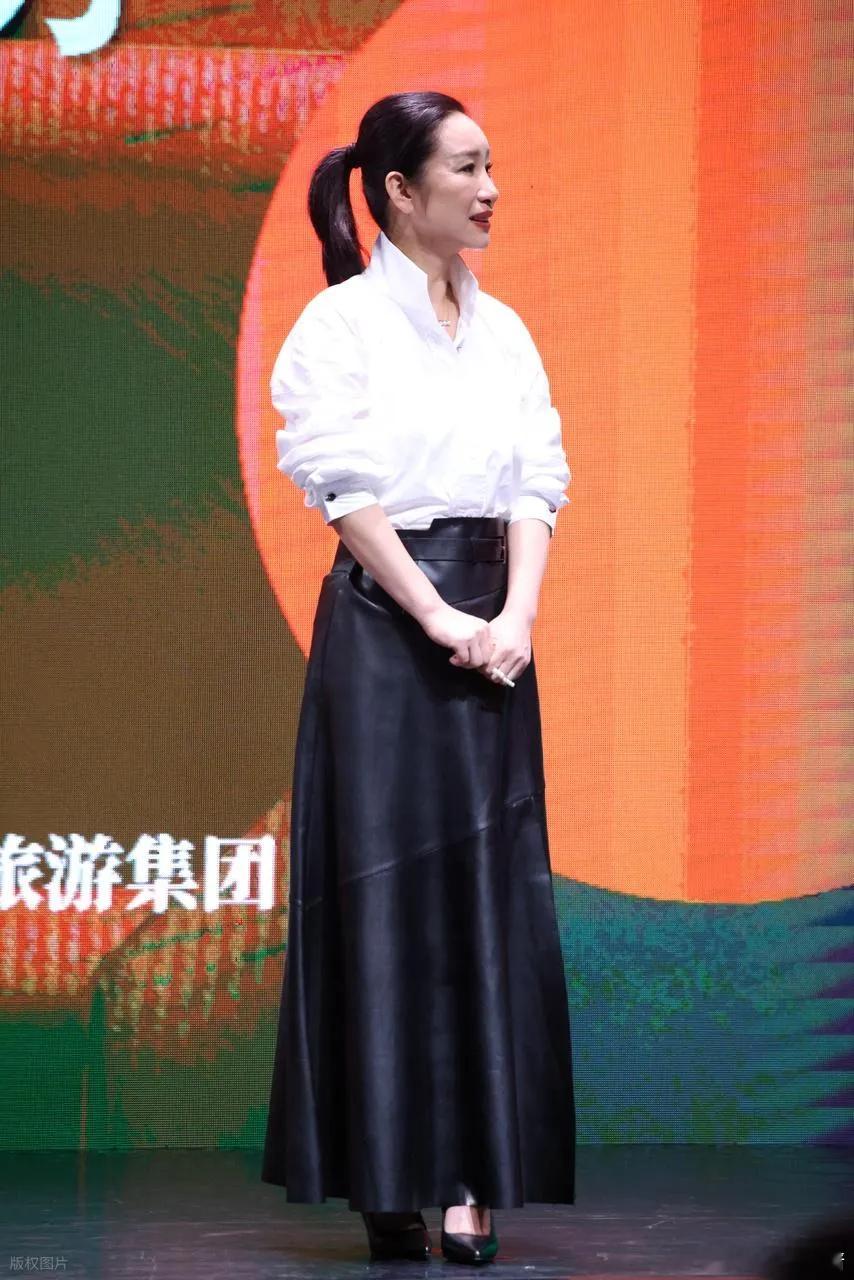 秦海璐现身上海走经典的黑白搭配风格，看起来特别的漂亮。上身穿白色衬衣，下身搭配黑