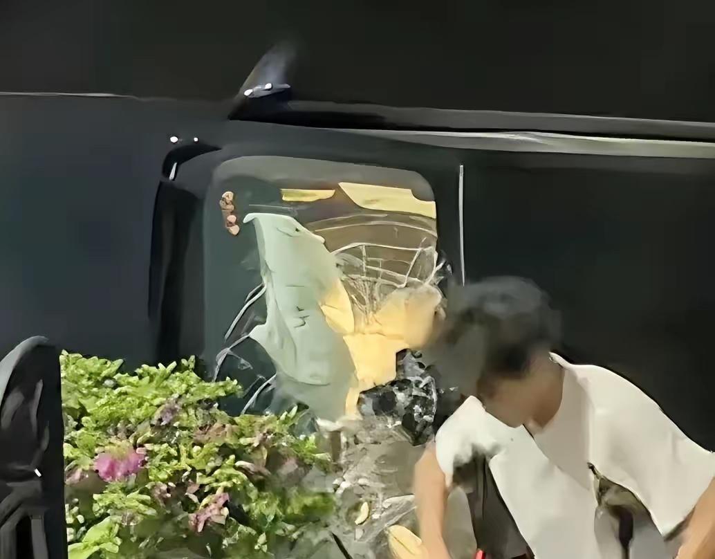 “全网破防！”广东汕头凌晨三点空荡荡的街头，一名年仅18岁的少年，凭着一腔赤诚与