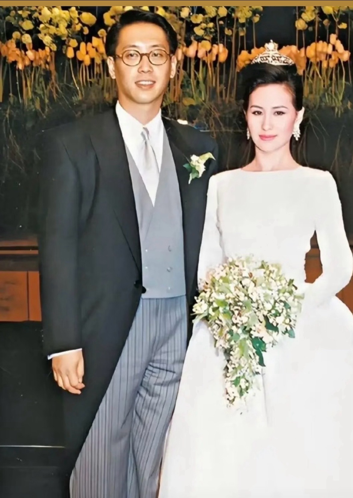 赌王家三位儿女大婚，婚纱差距一目了然。何超琼：Dior缎面高定，91年造价60万